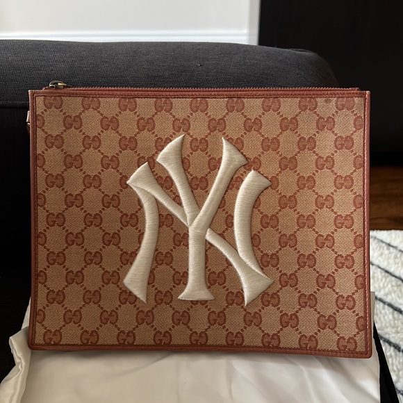 Gucci Yankees Clutch - Picture 4 of 6
